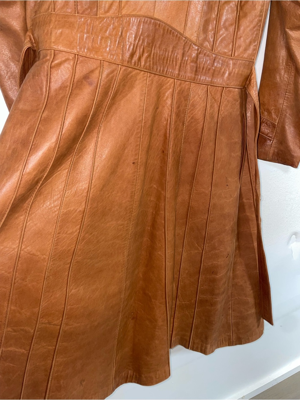 Vintage Women's Tan Leather Trench Coat - Picture 7 of 13